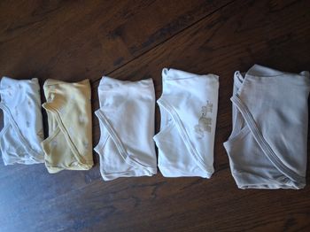 Lot de 5 bodies mixtes à manches longues et ouverture par devant de marque C&A