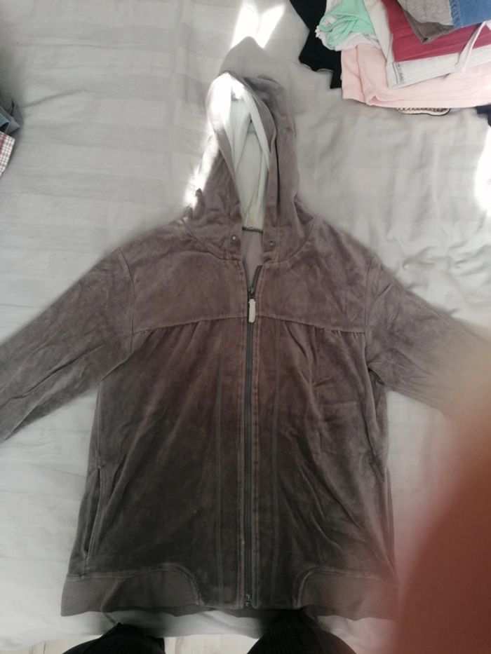 Polaire avec fermeture et capuche. Gris