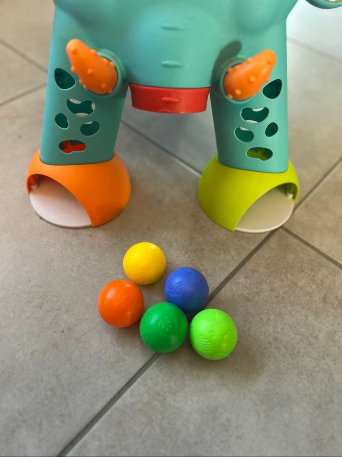 Éléphant avec balles - photo numéro 6