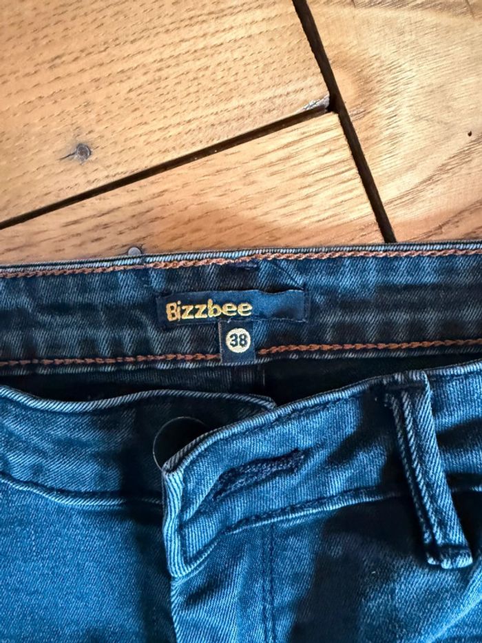Short en jean noir en très bon état bizzbee taille 38 - photo numéro 5