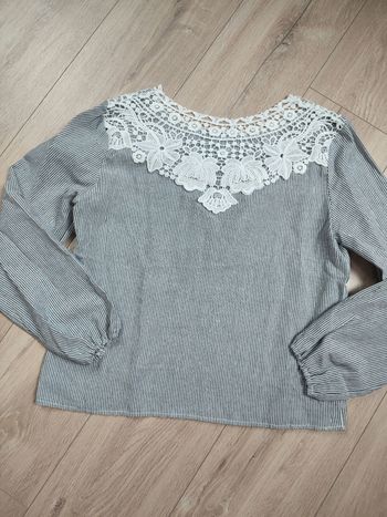Blouse rayures et dentelles