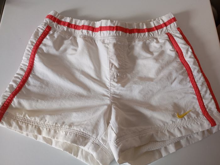 Short mixte . 8/10 ans . Nike . Blanc et rouge . Coton polyamide polyester. Très bon état