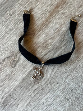 Collier en velours avec croix perlé