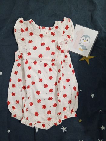 Barboteuse blanche a fleurs _ 1 mois