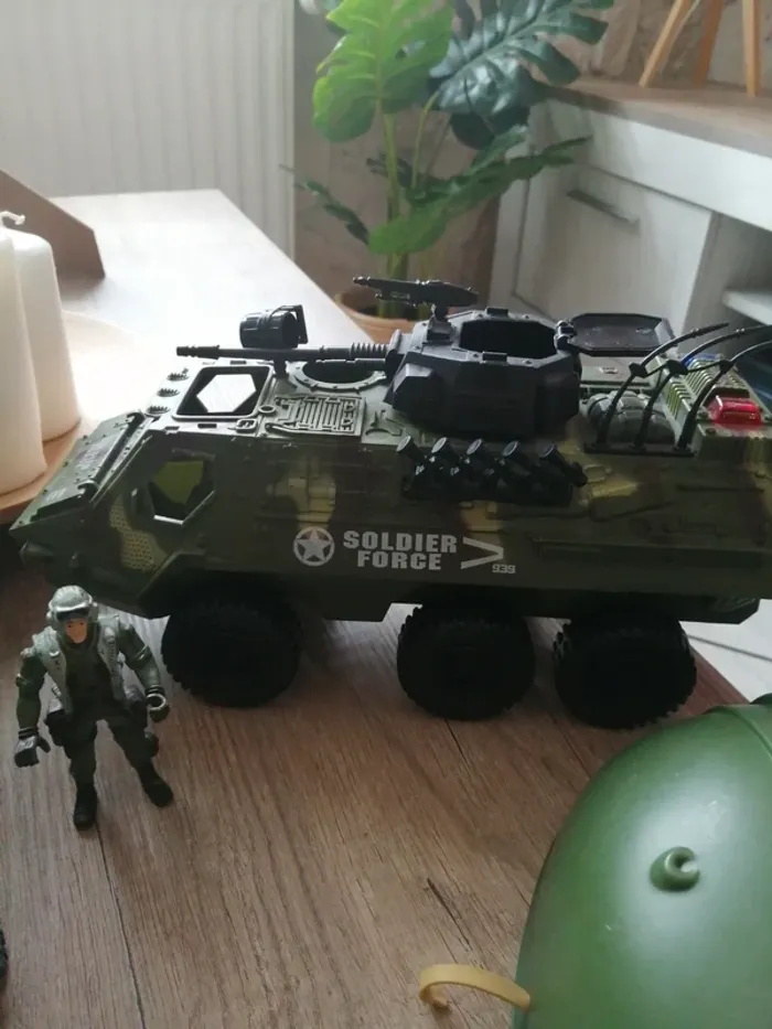 Coffret militaire avec véhicules et casque - photo numéro 3