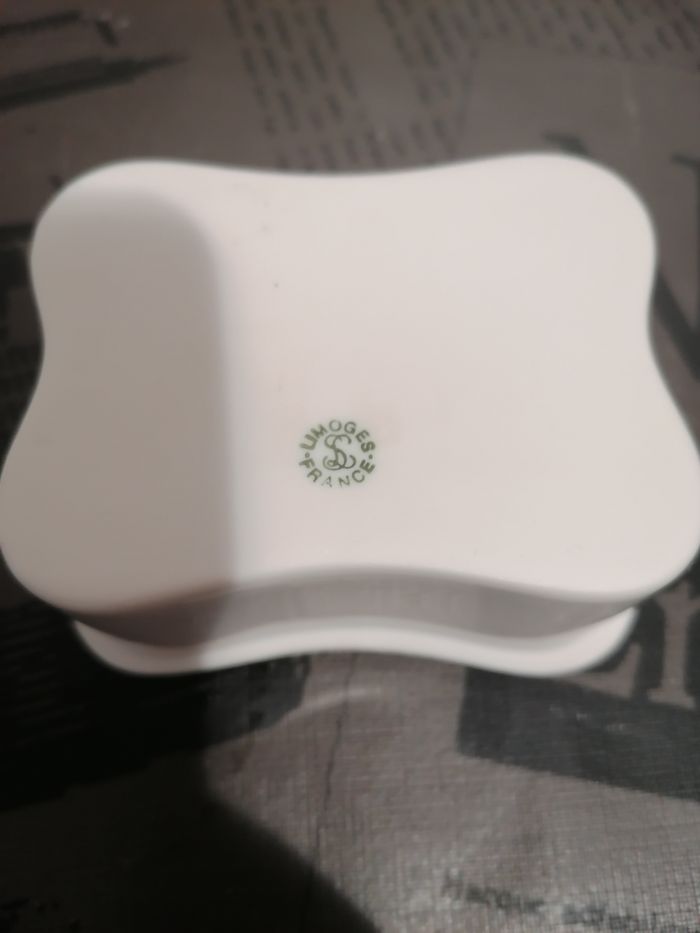 Boite en porcelaine décorée - photo numéro 3