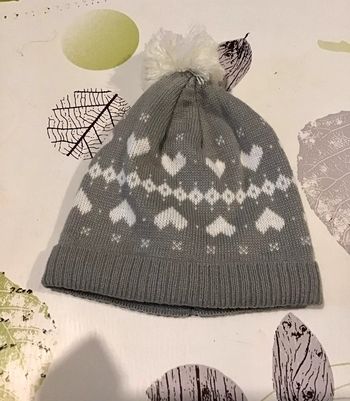 Bonnet gris et blanc avec pompon intérieur polaire taille 2/3 ans