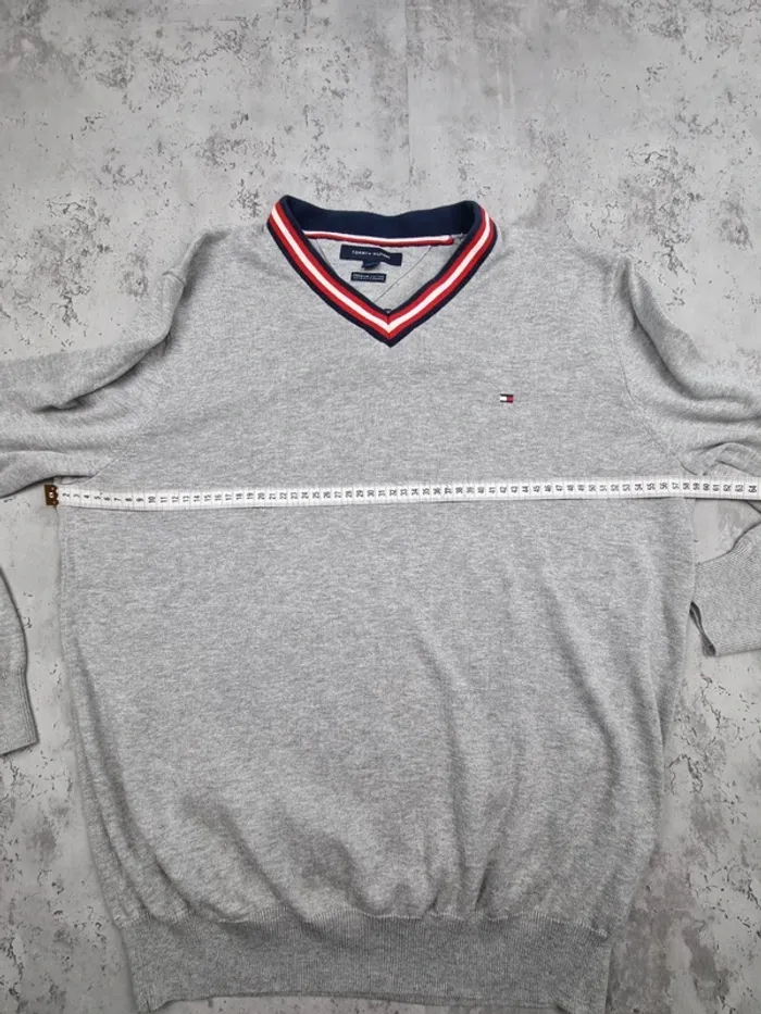 Pull Tommy Hilfiger Gris Clair – Col V – Taille L Homme (mesures en photos) - photo numéro 10