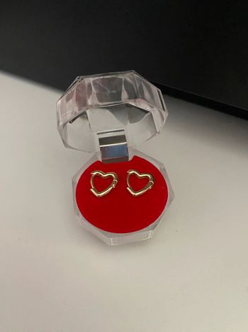 Petite boucle d’oreille dorée en forme de cœur