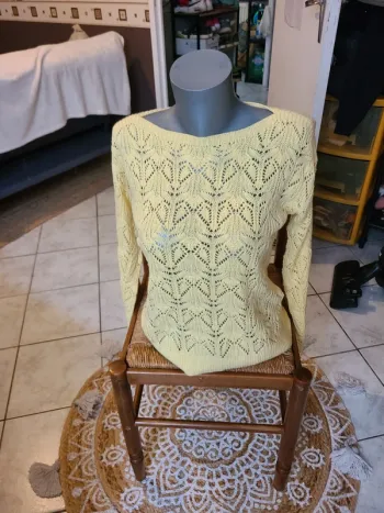 Joli petit pull jaune 38