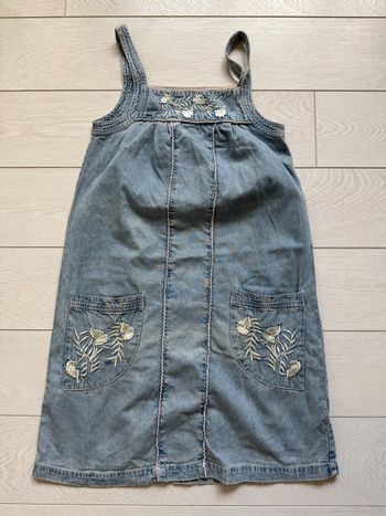 Robe Naf Naf en jean a bretelles et broderies fleuries crèmes