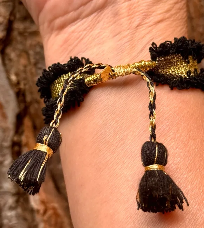 Bracelet manchette fils tissés lins réglable pompons médaille acier de la marque habaha Paris - photo numéro 2