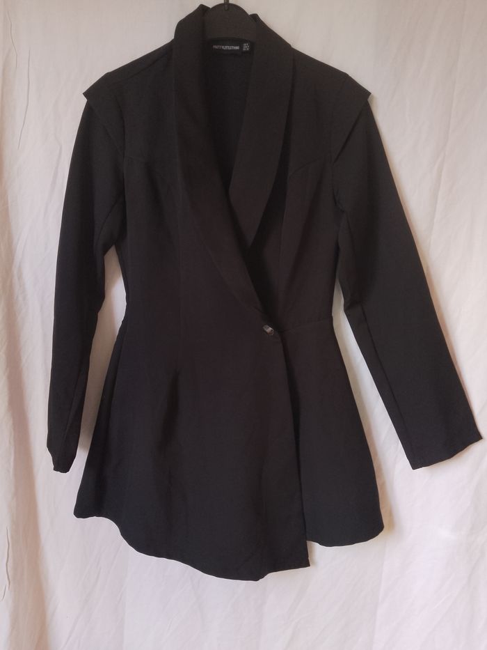 Robe noir de chez Pretty Little Thing