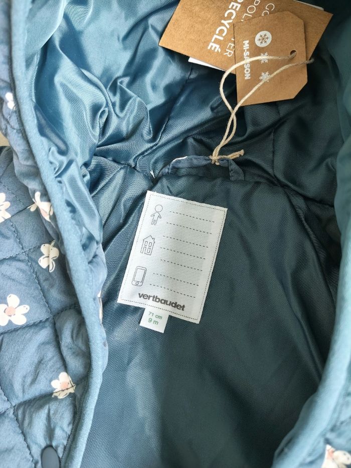 Doudoune/ veste matelassée mi saison Vertbaudet avec fleurs marguerite taille 9 mois - photo numéro 2