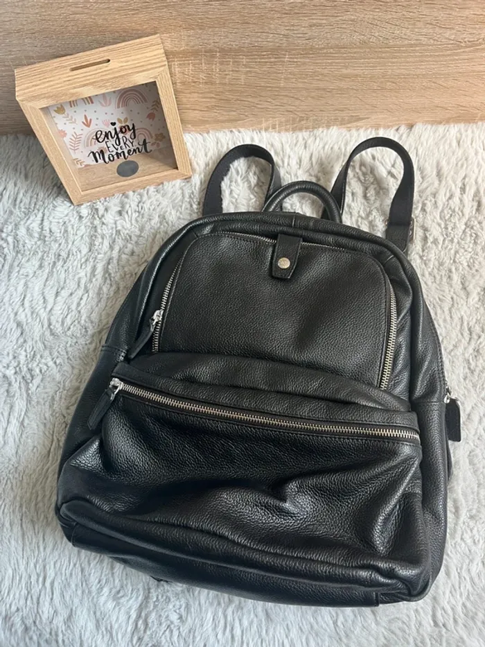 🎒 Sac à dos noir Gérard Hénon Signe le cuir – Élégance & praticité (31x35x8 cm)