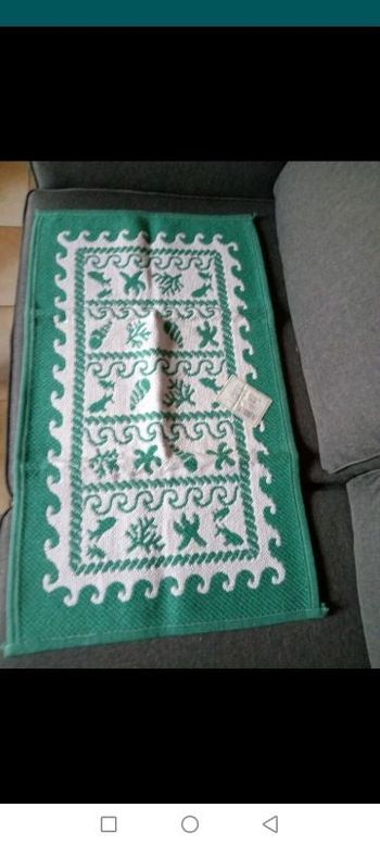 Tapis vert et blanc