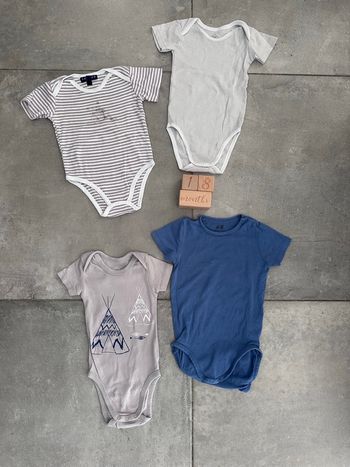 Lot de 4 bodys H&M tex Arthur taille 18 mois manches courtes très bon état