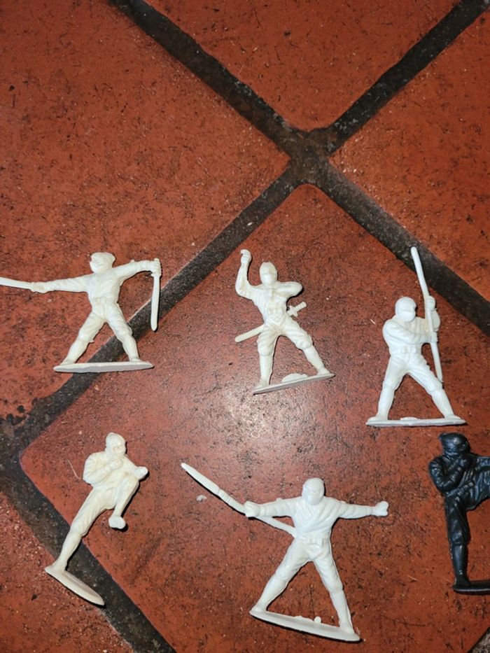 Figurines ninja en plastique - photo numéro 2