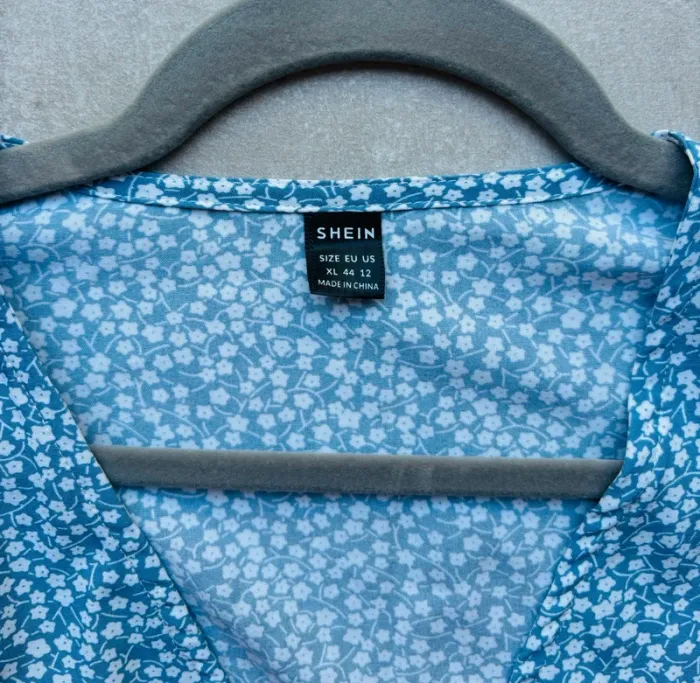 Magnifique robe bleue fleurie neuve - photo numéro 3