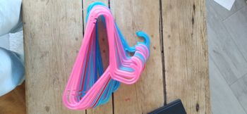 21 cintres enfants IKEA plastique 