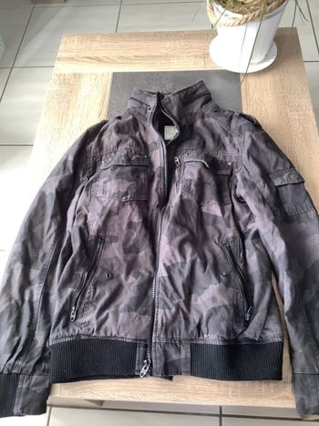 Blouson taille L longueur 68 cm aisselles à aisselles 54 cm