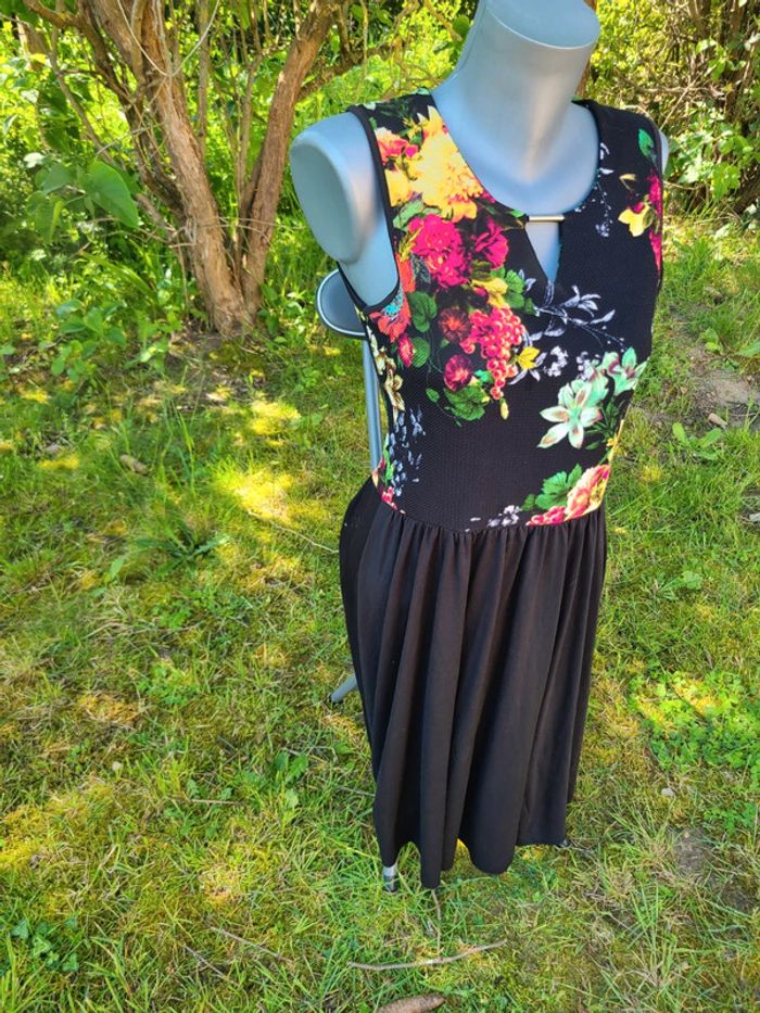 Belle robe noire et fleurit 38 - photo numéro 4