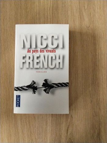 Livre de Nicci French- au pays des vivants