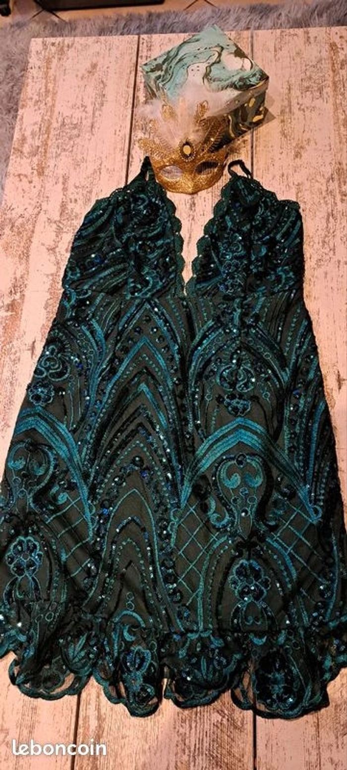 Robe moulante vert émeraude à sequins et ourlet dentelle volanté - photo numéro 5