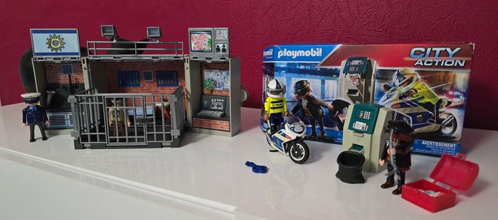 Lot playmobil : voleur et policier et poste police transportable - photo numéro 4