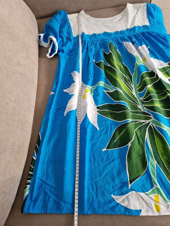 Robe polynésienne bleu à fleurs avec détail dentelle fleurie - photo numéro 9