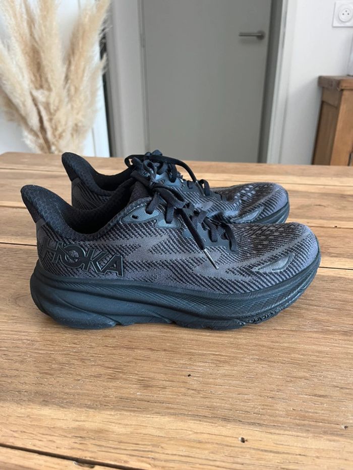 Hoka Clifton 9 noires
