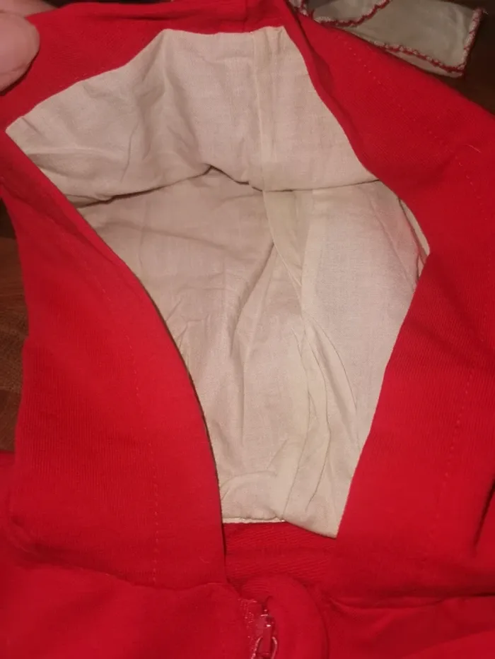 Ensemble veste rouge zip et tee shirt disney Marie. - photo numéro 8