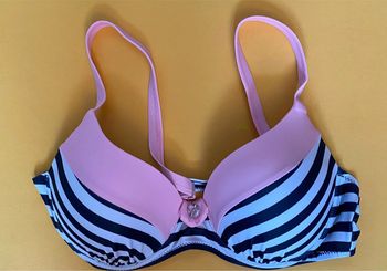 Haut de maillot de bain rose et rayé noir et blanc