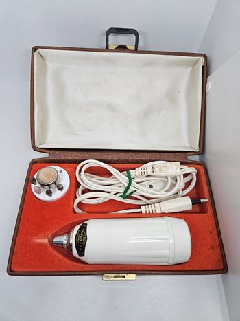 Mallette avec machine à manucure / pédicure et quelques embouts.
Fonctionnelle. 
Pediman.