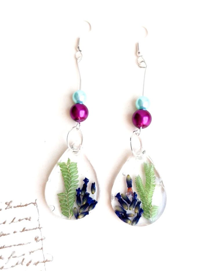 Magnifique paire de boucles d'oreilles pendantes en résine - photo numéro 2