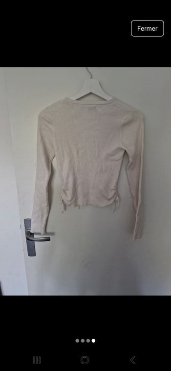 Haut beige à longues manches et 2 petits nœuds sur les côtés