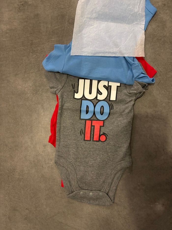 Lot 3 bodies Nike - photo numéro 3