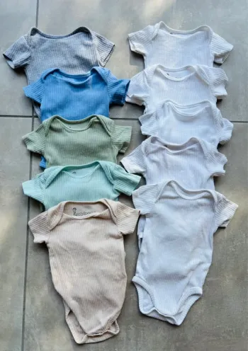 Magnifique lot de 10 bodies bébé côtelés 62-68cm