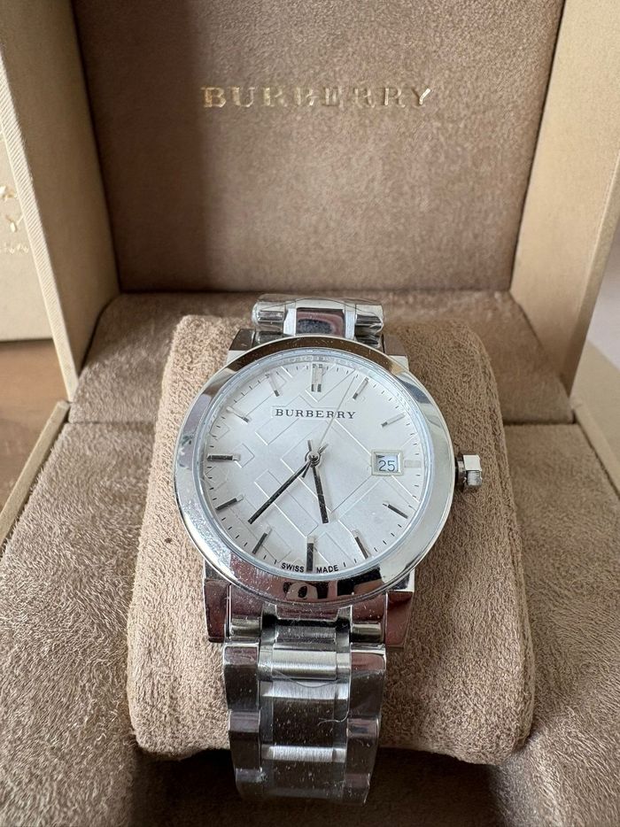 Montre Burberry argenté et blanche Neuve bu9100