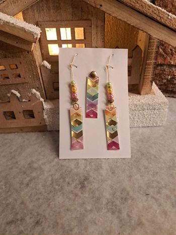 Boucles d'oreilles pendante avec pendentif assortie en résine multicolore