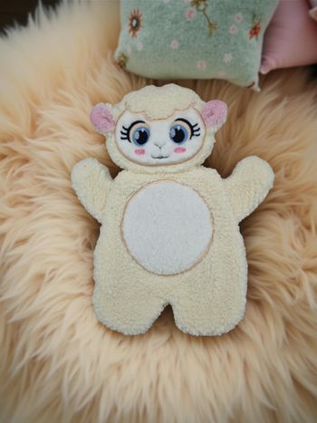 Joli doudou plat mouton