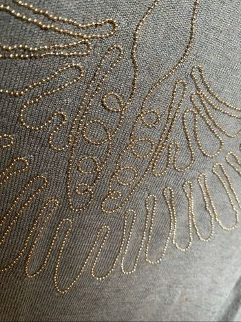 Pull fantaisie perles dorées dans le dos