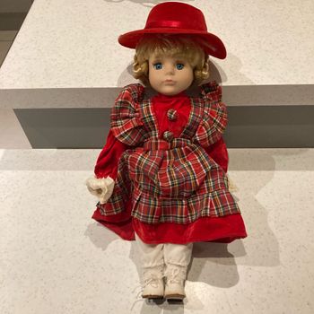 Poupée porcelaine 37 cm