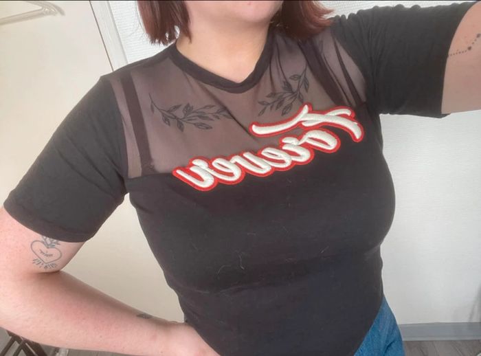T shirt noir avec écriture et résilles en haut C&A taille L en très bon état - photo numéro 6