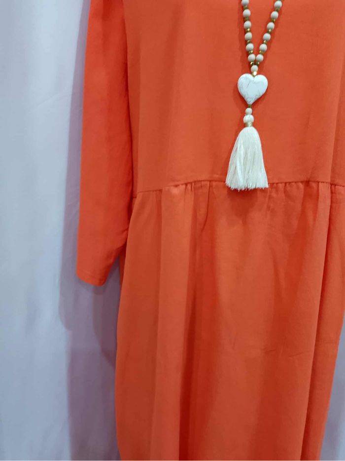 Robe longue élégante corail grande taille 52 col V, coupe fluide, parfaite pour toutes les occasions - photo numéro 6