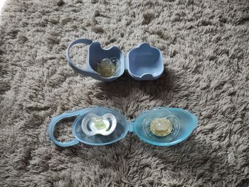 2 boites à sucettes et 3 tétines