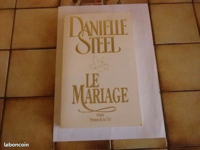 Livre Le mariage - Danielle Steel - grand format - photo numéro 3