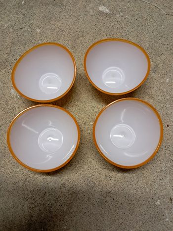 Bols  en plastique jaune et blanc