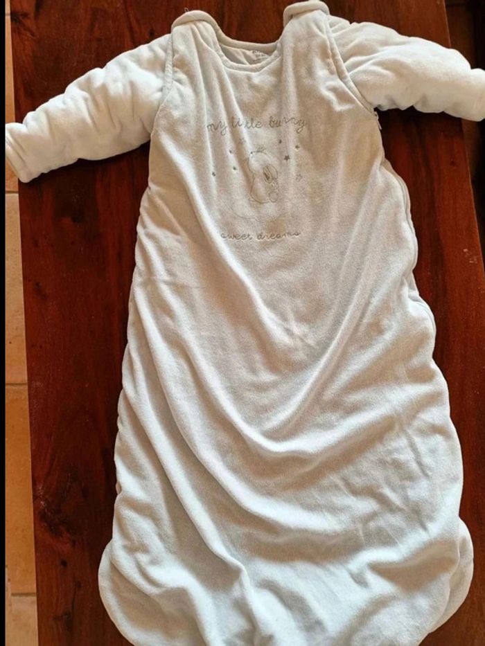 Gigoteuse avec manches amovibles