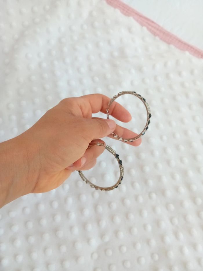 Paire de boucles d'oreilles 🩶🤍 - photo numéro 2